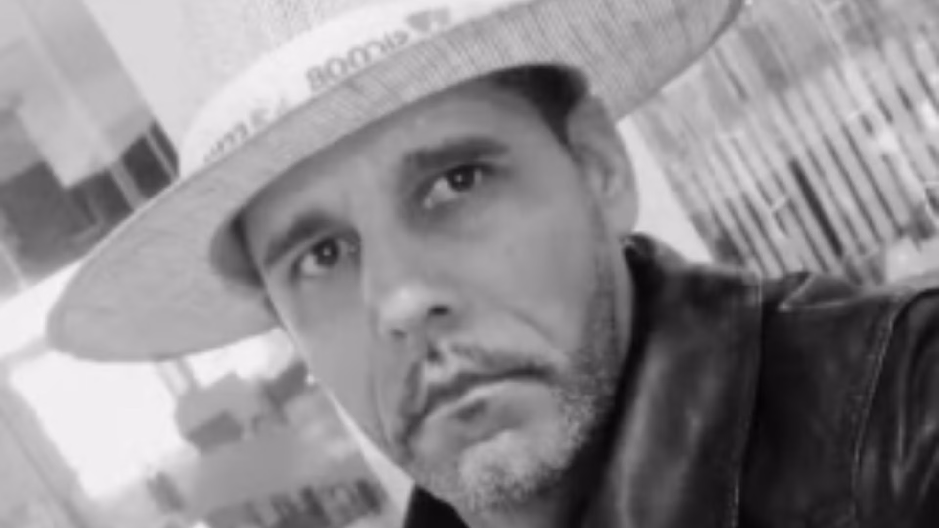 O mandado de prisão está relacionado à morte de Júlio Cezar dos Reis, de 45 anos, assassinado a tiros em 19 de novembro, após uma discussão por dívida em um condomínio do mesmo bairro.