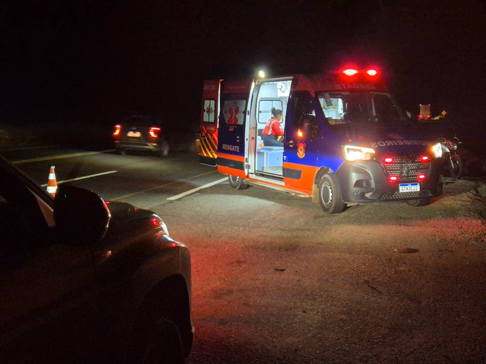 As vítimas, um homem de 34 anos e um jovem de 18, seguiam de Sericita em direção a Belo Horizonte quando perderam o controle do veículo