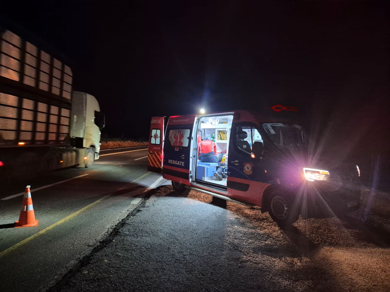 As vítimas, um homem de 34 anos e um jovem de 18, seguiam de Sericita em direção a Belo Horizonte quando perderam o controle do veículo