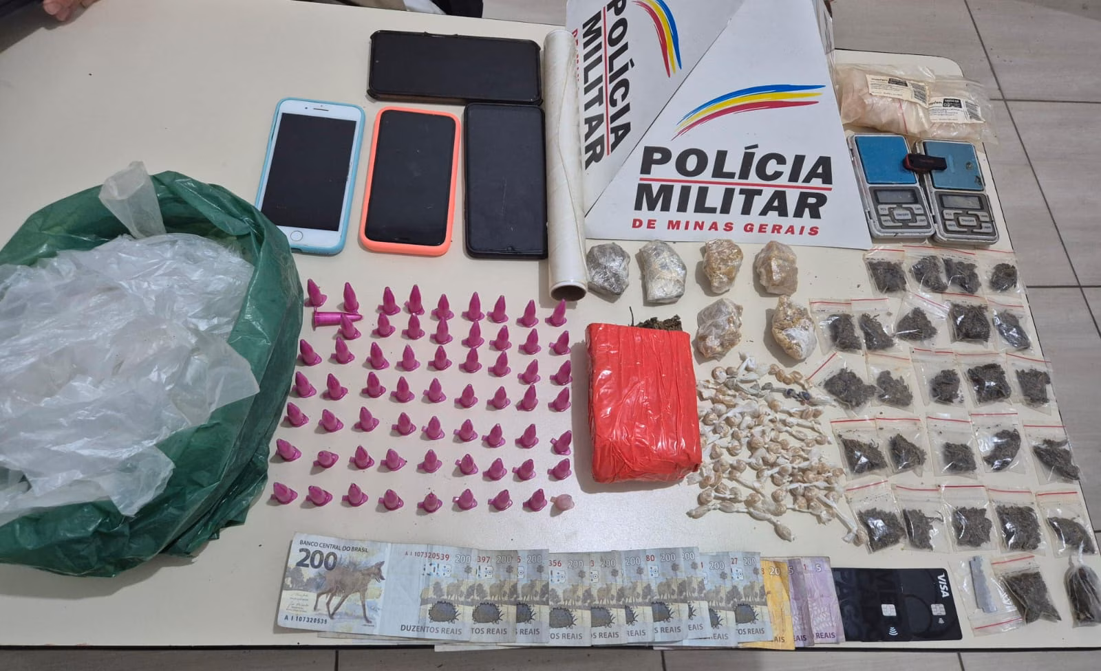 No total, a ação resultou na apreensão de drogas, dinheiro em espécie e uma série de materiais usados para fracionar e embalar entorpecentes. Entre os itens recolhidos estão: