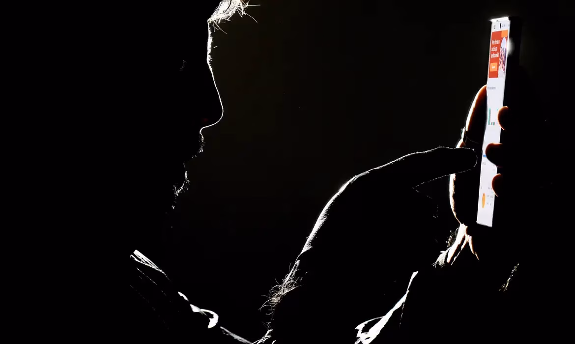 'Stalking': entenda quando a perseguição na internet se torna crime.