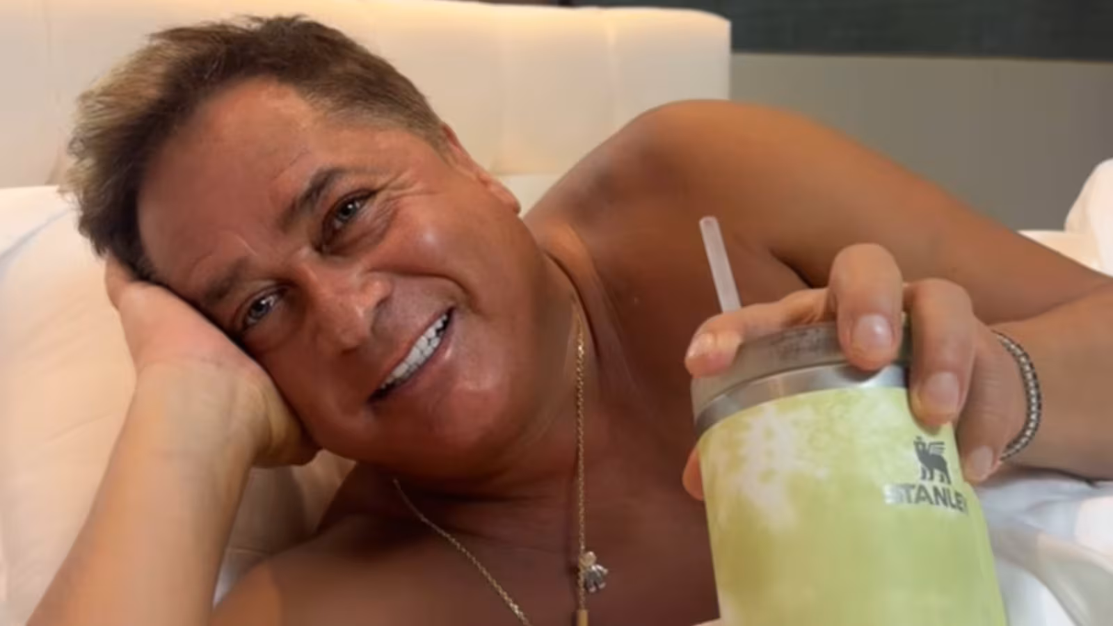 Encontro na casa de Poliana Rocha teve drinks, gargalhadas e flagra do cantor já no fim da noite.