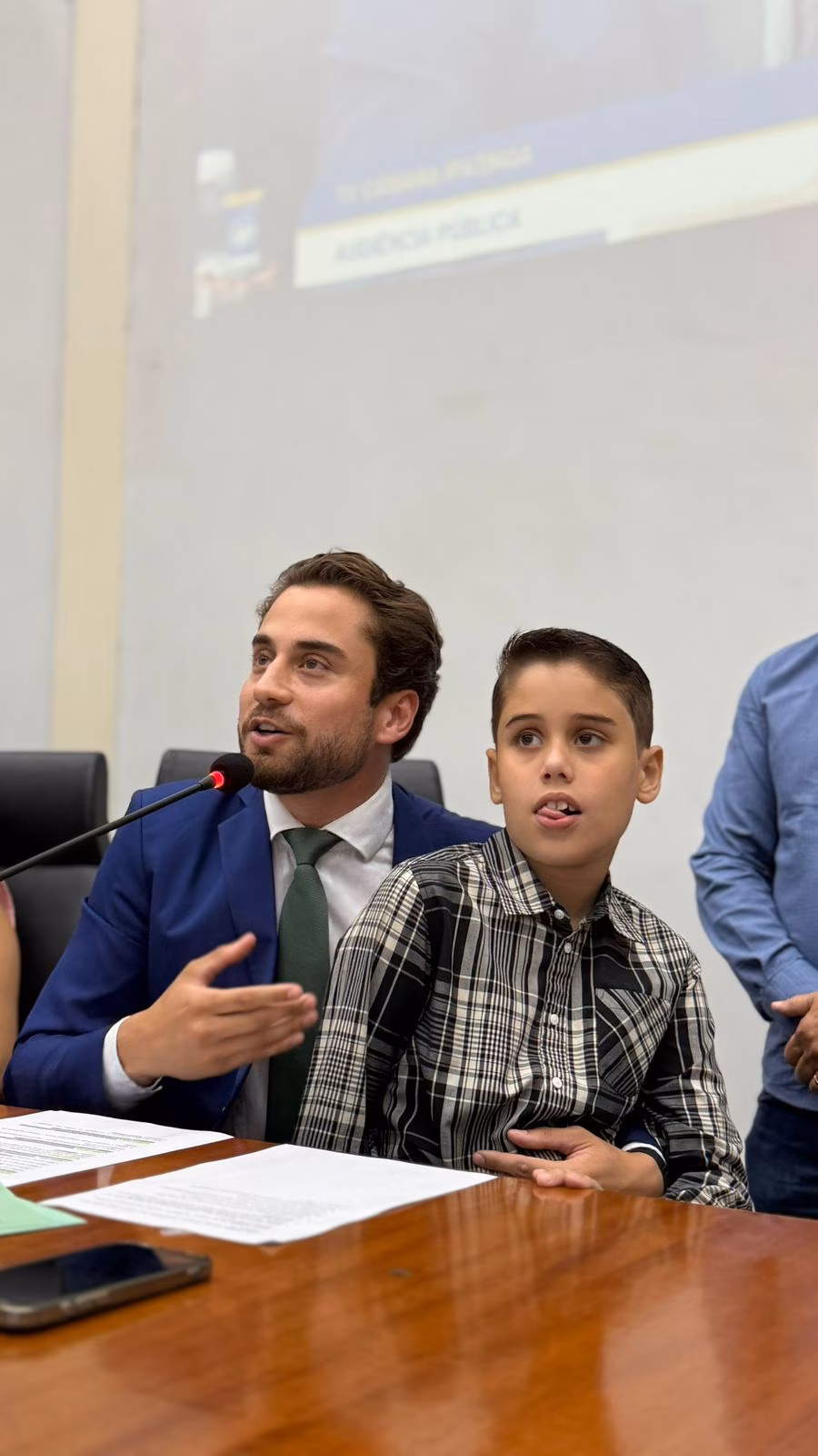 O texto ainda prevê a formação continuada dos profissionais da educação, a valorização dos assistentes e mediadores de inclusão e a implementação de ações voltadas à saúde mental de educadores, estudantes e famílias, buscando um ambiente escolar mais acolhedor e preparado para a diversidade.