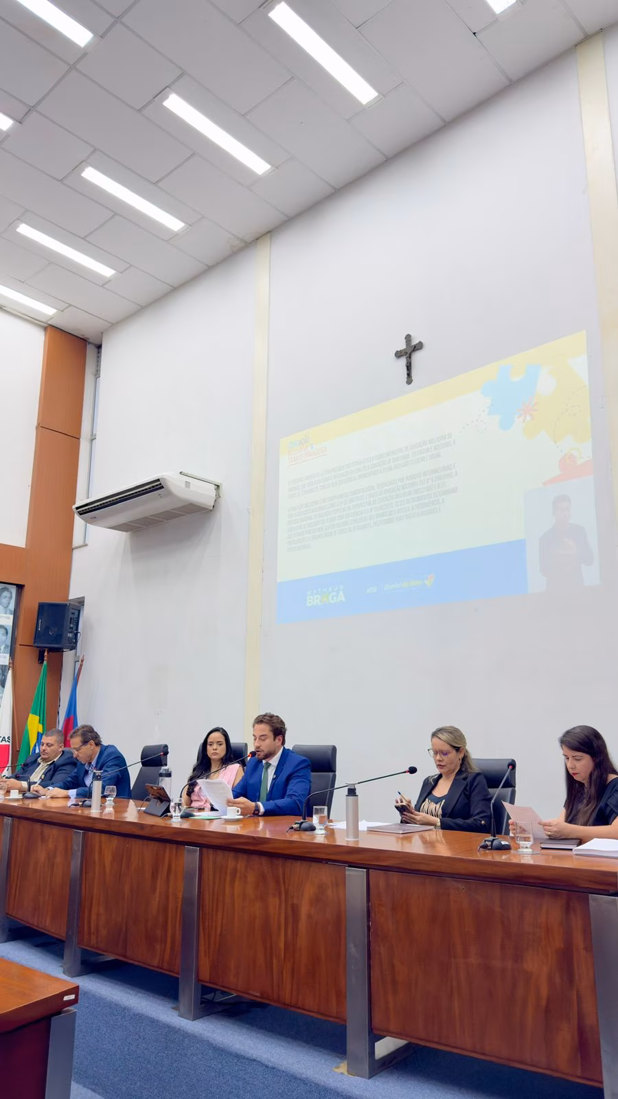 Após a aprovação em plenário, o Projeto de Lei nº 307/2025 segue para sanção do Poder Executivo. O Plano Municipal de Educação Inclusiva terá vigência por prazo indeterminado e passará por avaliações periódicas, com participação da sociedade civil, profissionais da educação e famílias, para monitorar resultados e orientar eventuais ajustes.