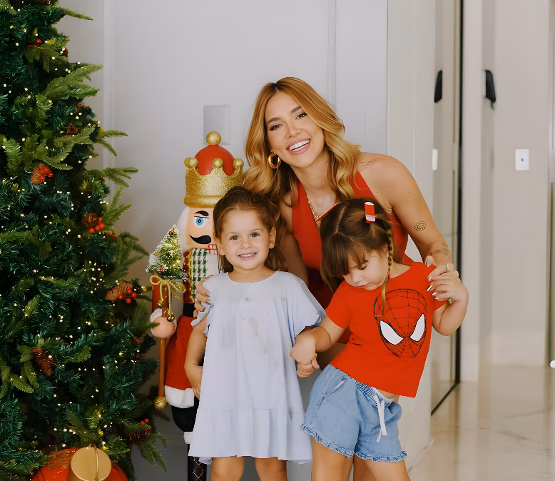 Virginia Fonseca aposta em decoração grandiosa, palco e banda ao vivo para celebrar o Natal com a família e amigos em Goiânia.