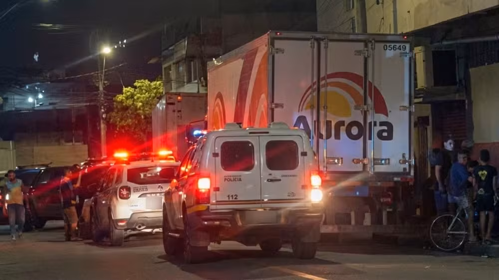 O homem apresentava sinais evidentes de embriaguez, como hálito etílico, fala desconexa e dificuldade para caminhar. Ele admitiu ter ingerido bebida alcoólica, porém se recusou a fazer o teste do bafômetro.