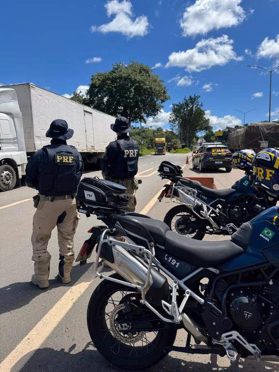 Durante a abertura da operação, a PRF também realizou mais uma etapa da Operação Embarque Legal, voltada à fiscalização do transporte interestadual de passageiros.