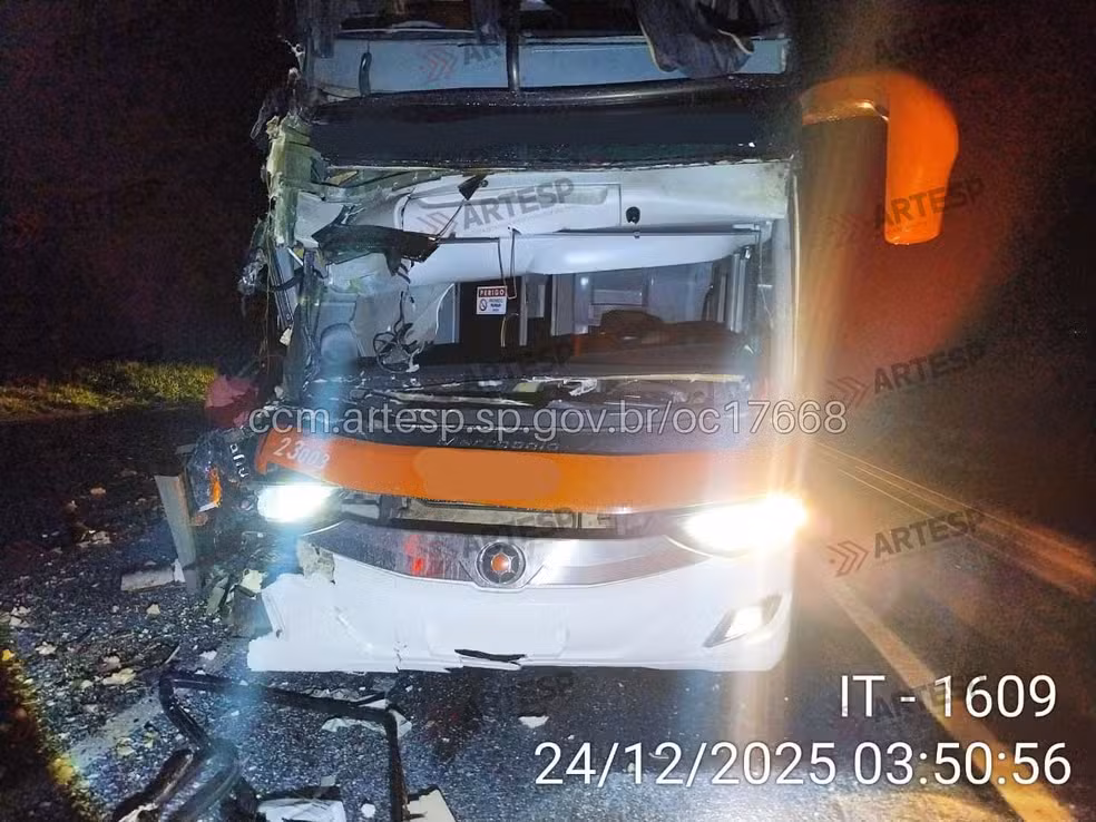 Ônibus bateu na traseira do caminhão na rodovia em Álvares Machado.