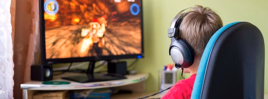 Essa prática reduz o consumo em stand-by, que pode ser significativo principalmente em equipamentos mais antigos.