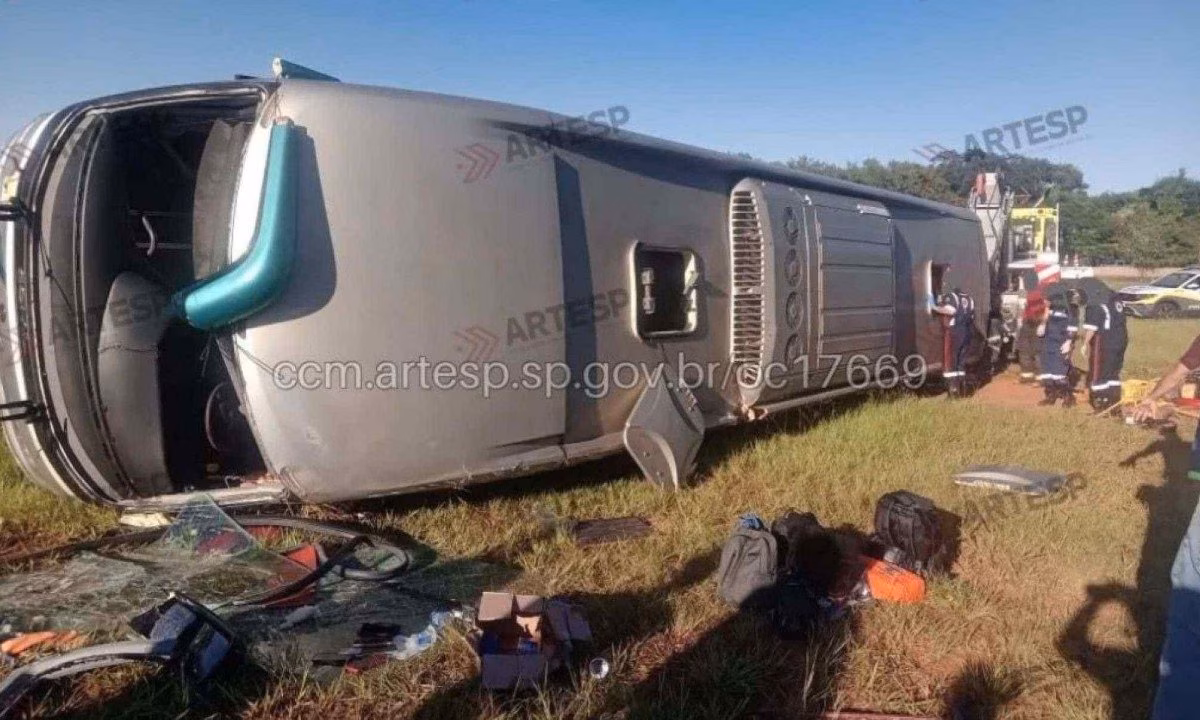 Acidente aconteceu por volta das 6h35, na entrada da cidade de Jaboticabal, no interior paulista. Outros 29 passageiros ficaram feridos.