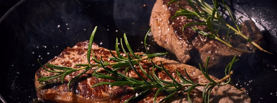 Uma das principais recomendações é o planejamento. Definir antecipadamente o que será servido e o número de convidados ajuda a calcular melhor as porções e a reduzir sobras e desperdícios.