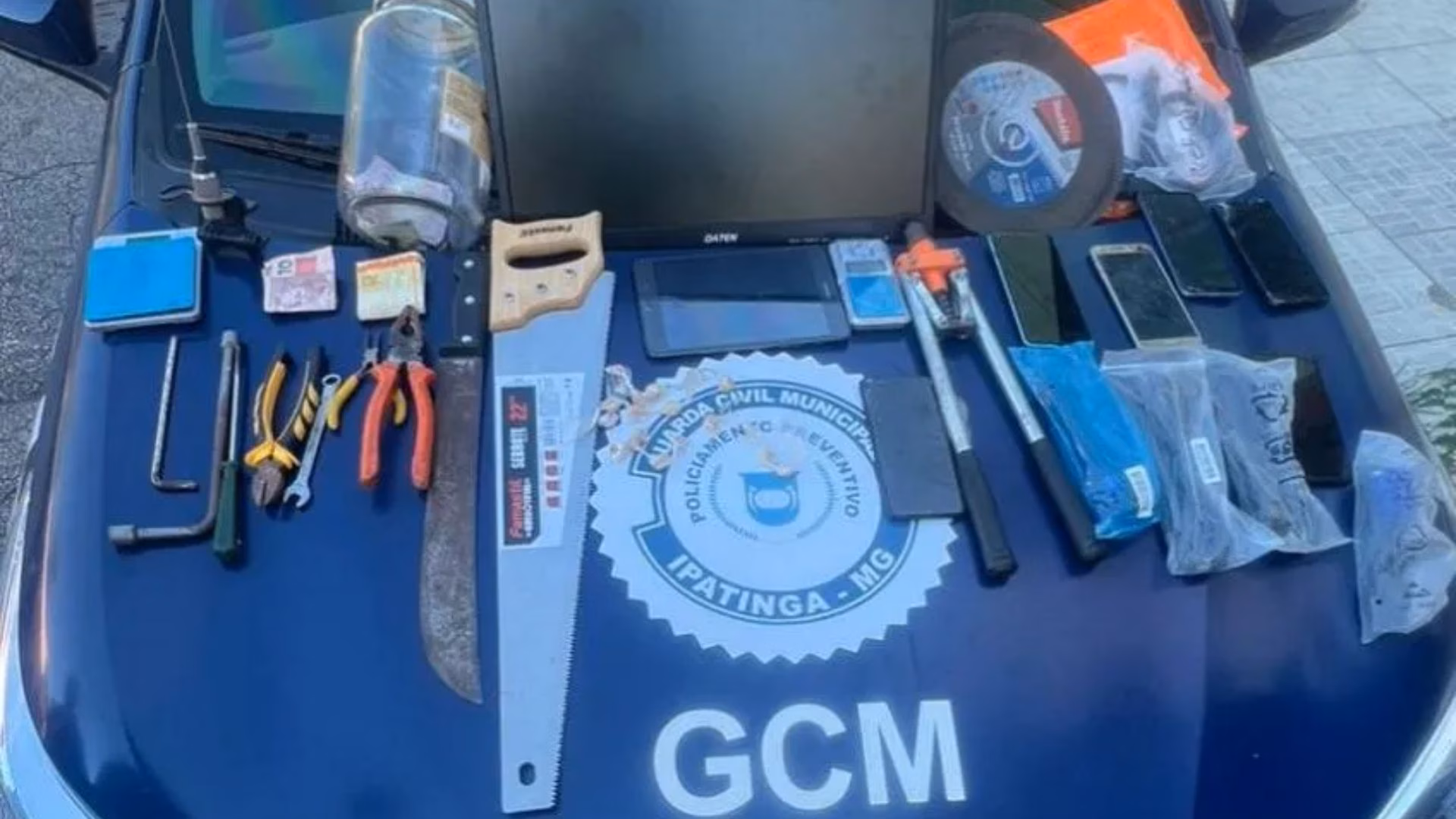 No local, foram encontrados mais entorpecentes, uma balança de precisão, aparelhos eletrônicos, ferramentas e outros objetos sem comprovação de origem.