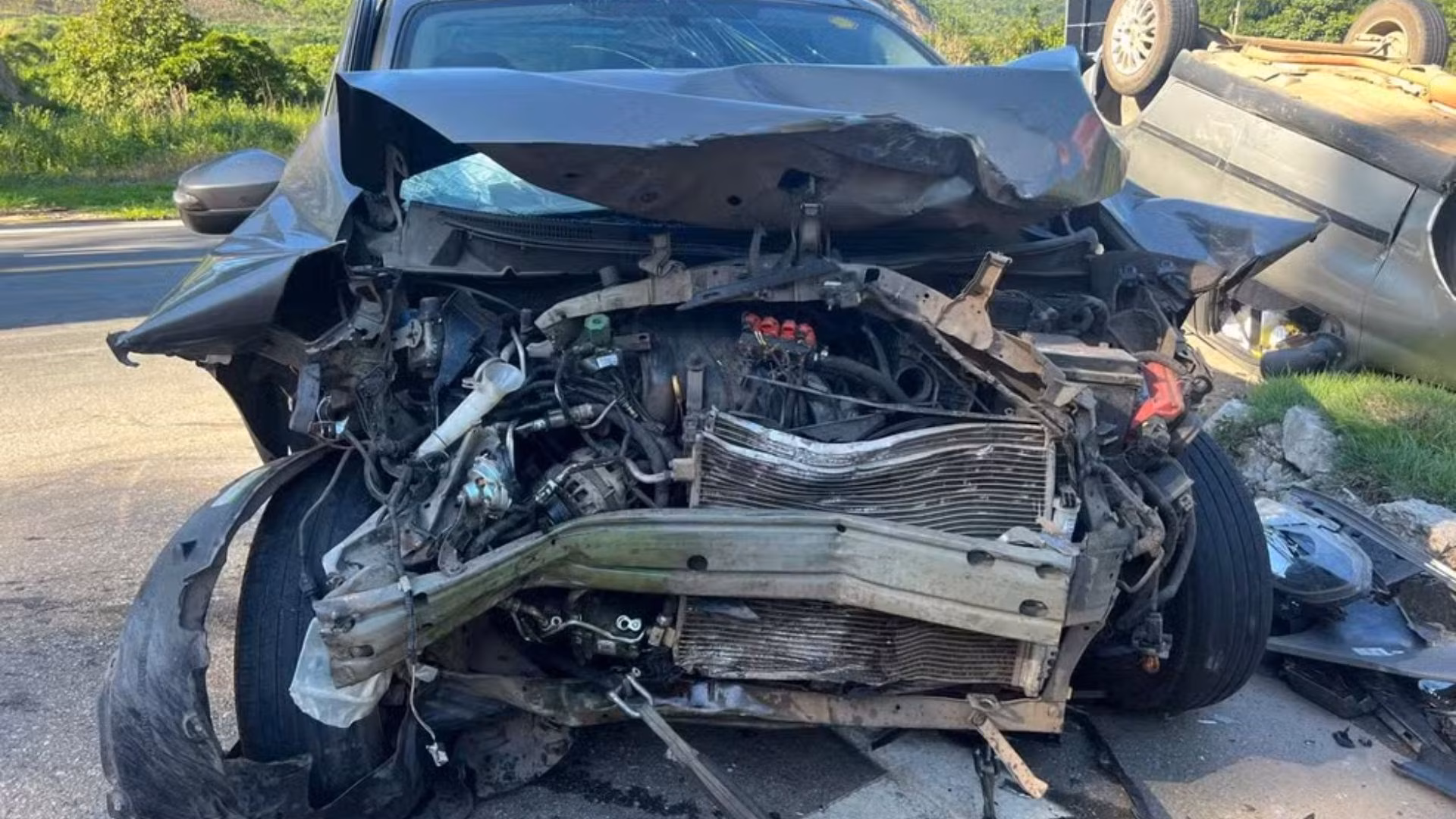 Durante a manobra, os dois automóveis bateram, provocando o acidente.