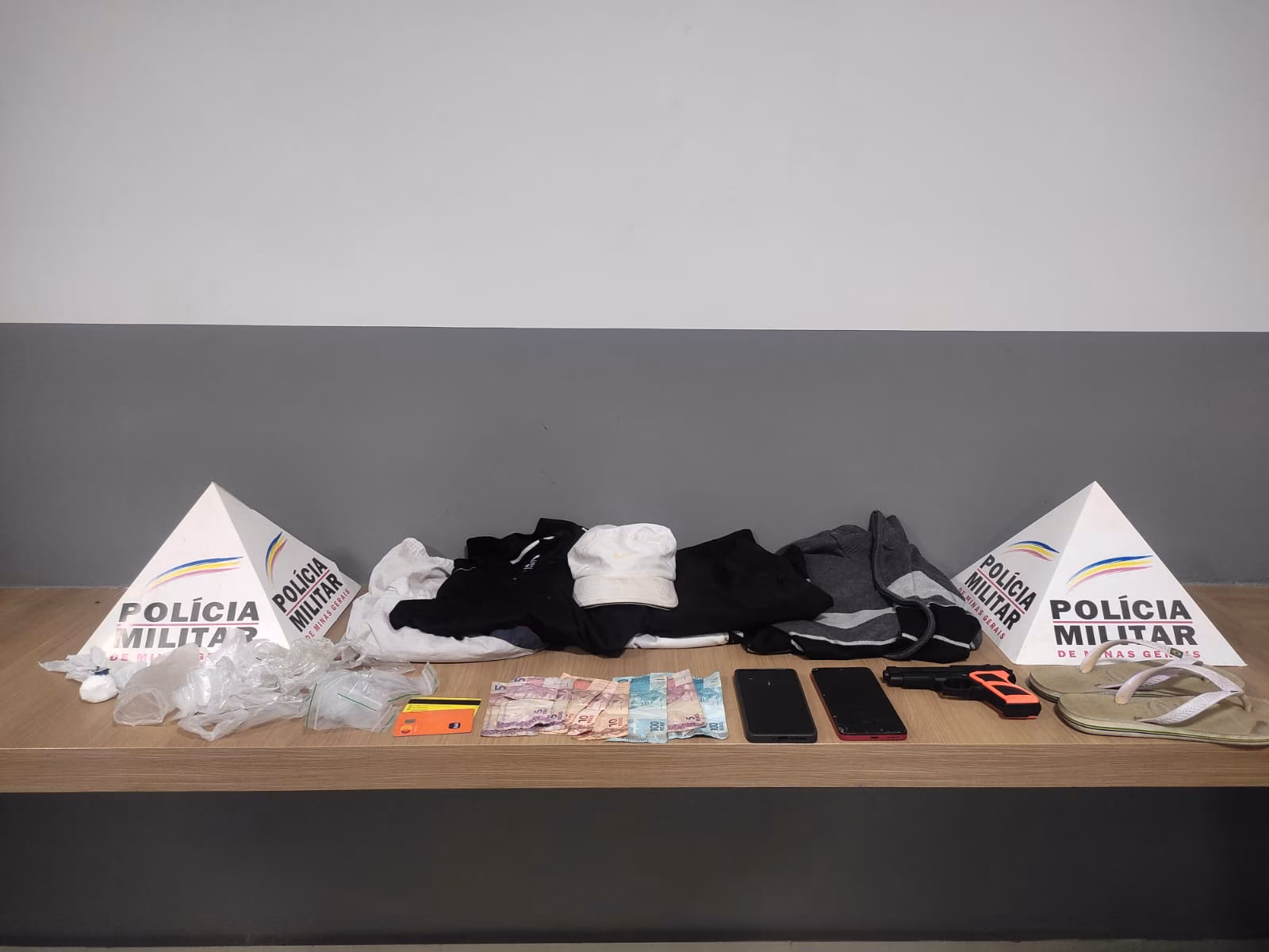 Durante a tentativa de fuga, os suspeitos pularam muros de residências, mas um jovem de 18 anos acabou preso na Rua José Alves Barbosa, com parte do dinheiro e um dos celulares roubados.