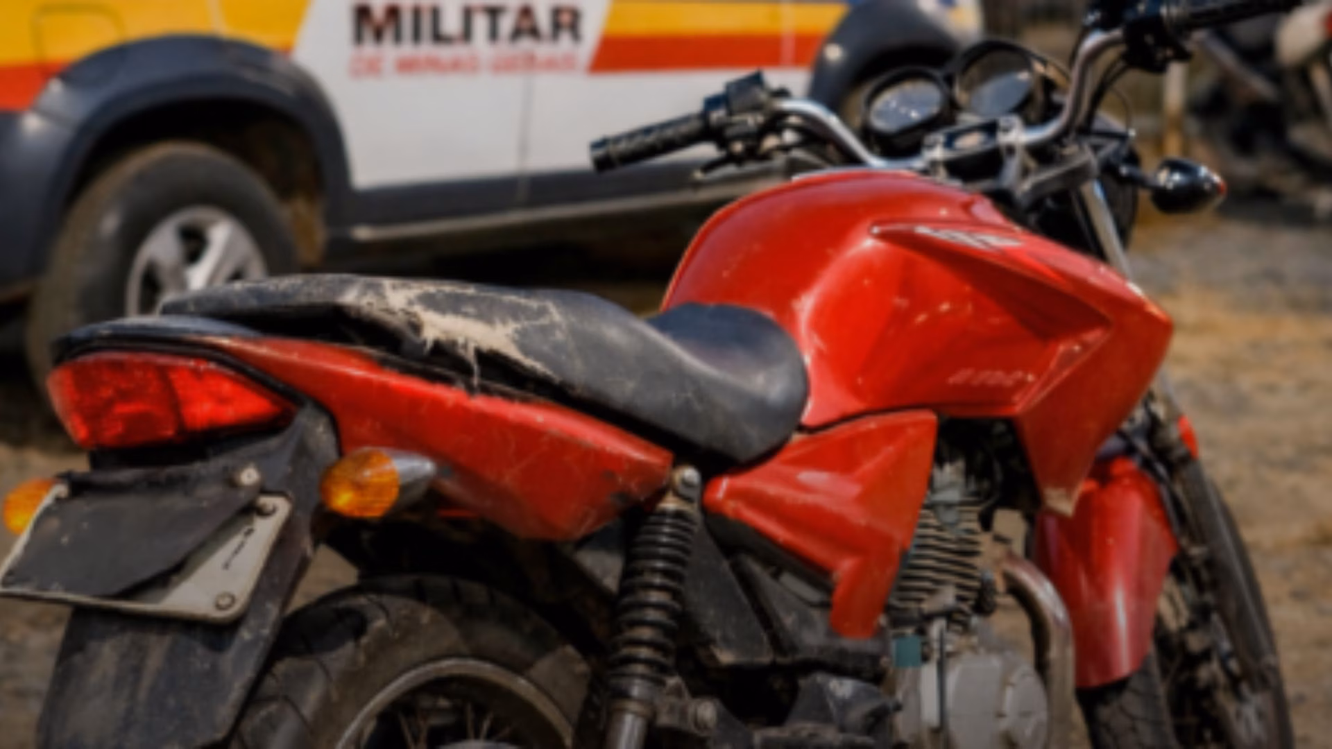 No local, os militares avistaram um jovem conduzindo uma motocicleta sem retrovisores e com a placa dobrada, o que dificultava a identificação do veículo.