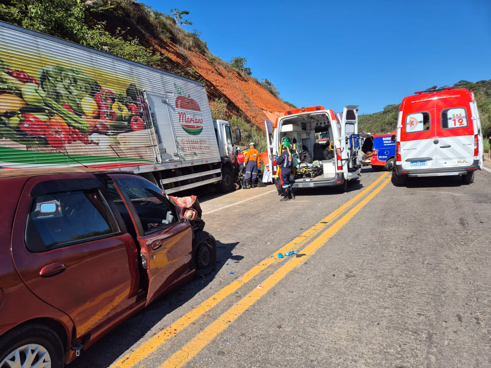 A Polícia Rodoviária Federal (PRF) registrou a ocorrência e coordenou o tráfego, que ficou totalmente paralisado nos dois sentidos para permitir o trabalho das equipes de resgate.