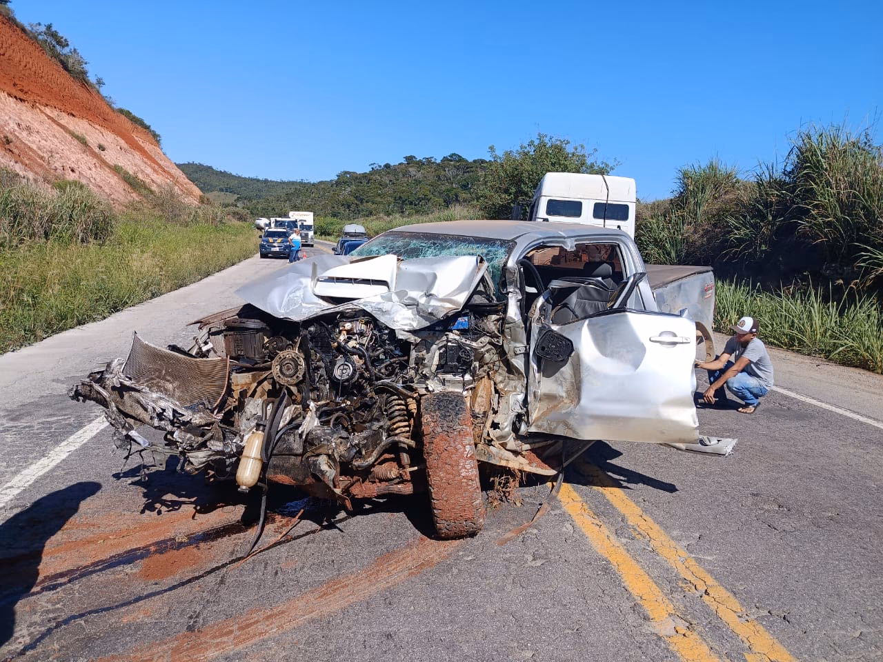A Polícia Rodoviária Federal (PRF) registrou a ocorrência e coordenou o tráfego, que ficou totalmente paralisado nos dois sentidos para permitir o trabalho das equipes de resgate.