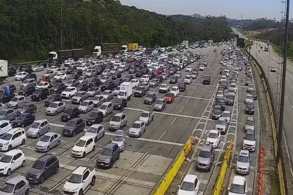 Rodovia dos Imigrantes apresenta congestionamento na volta do Natal.
