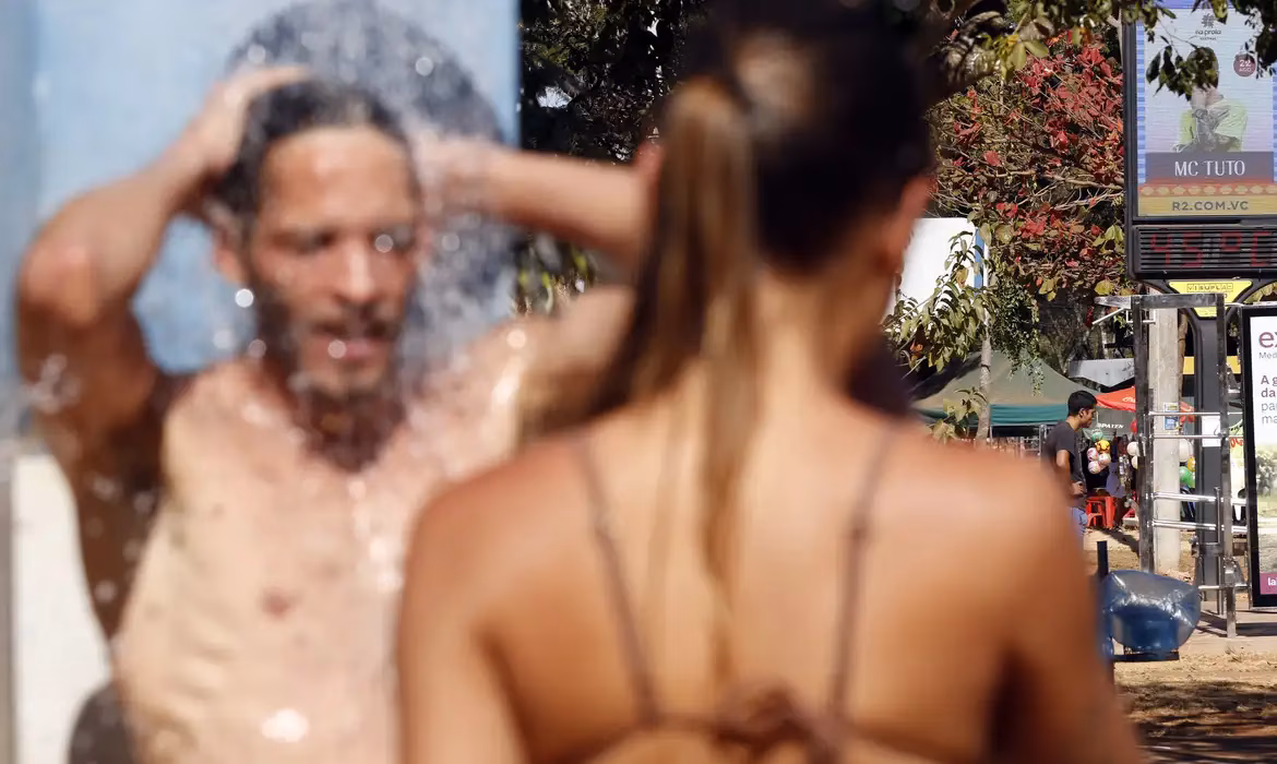 Altas temperaturas afetam órgãos vitais e aumentam o risco de insolação. Entenda os sinais e o que fazer para proteger seu corpo do calor.