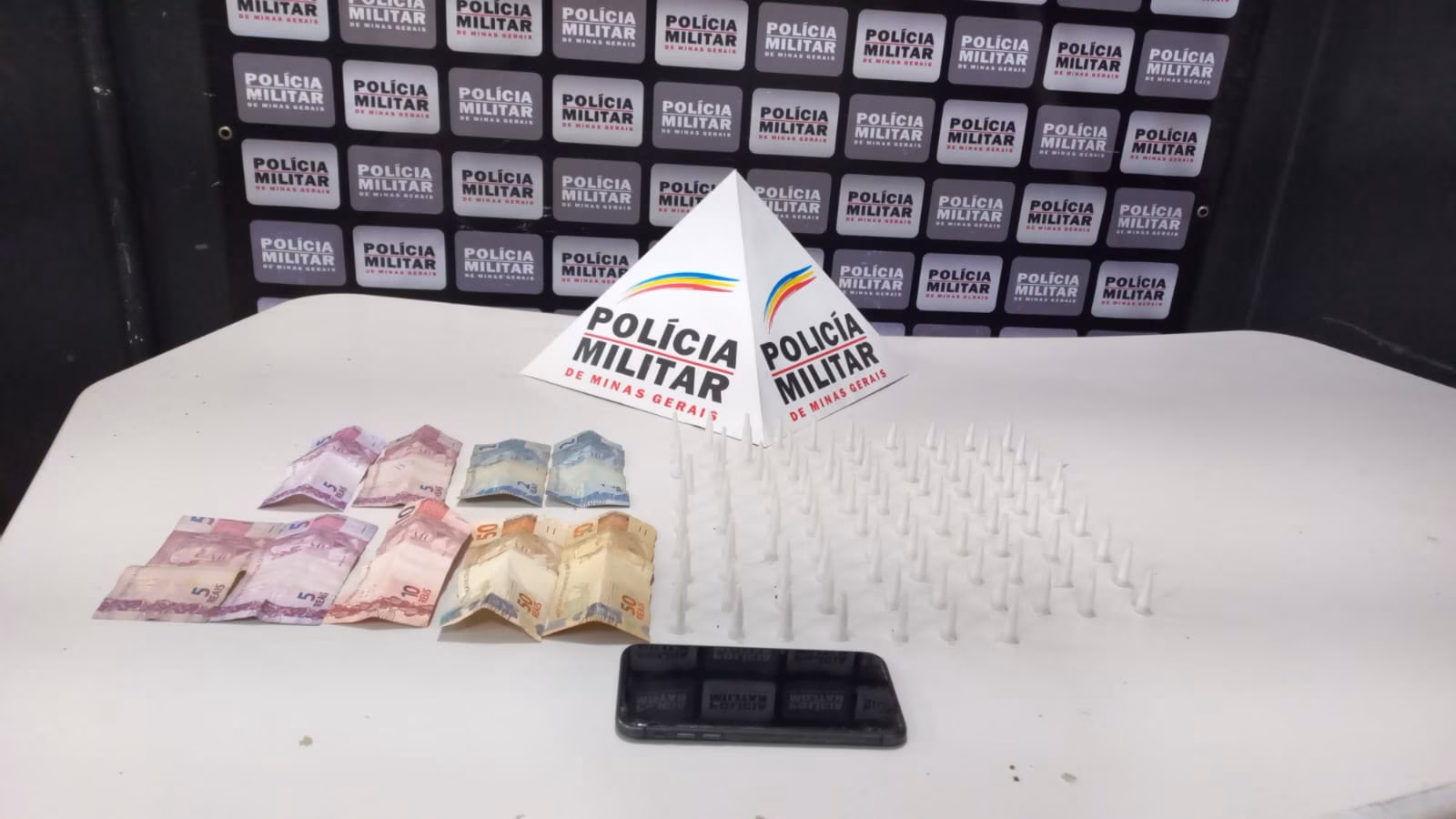 Os militares localizaram e detiveram o suspeito no endereço informado, após abordagem e conferência do material que estava com ele.