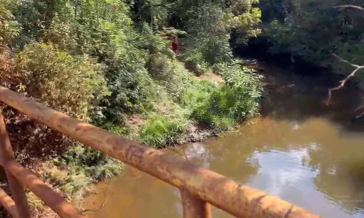 Os militares realizaram mergulhos no córrego, localizaram o homem em pouco tempo e o retiraram da água, iniciando imediatamente os procedimentos de reanimação ainda no local.