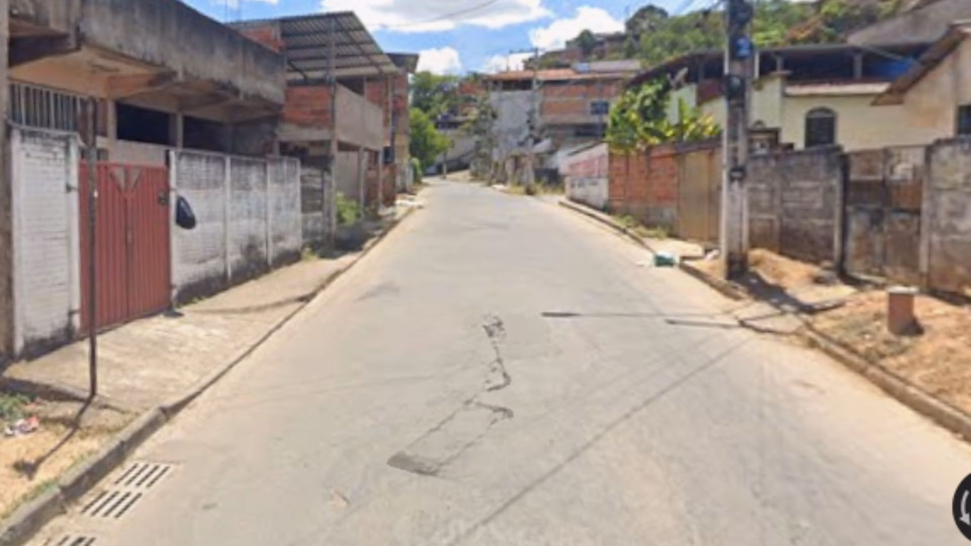 O jovem correu e se escondeu em um matagal, percebendo depois que havia sido atingido na perna direita. Em seguida, buscou socorro na casa de sua avó.