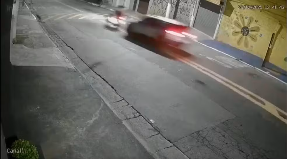 Rapaz de 21 anos e amiga de 19 morrem atropelados pela namorada dele; polícia suspeita de crise de ciúmes.