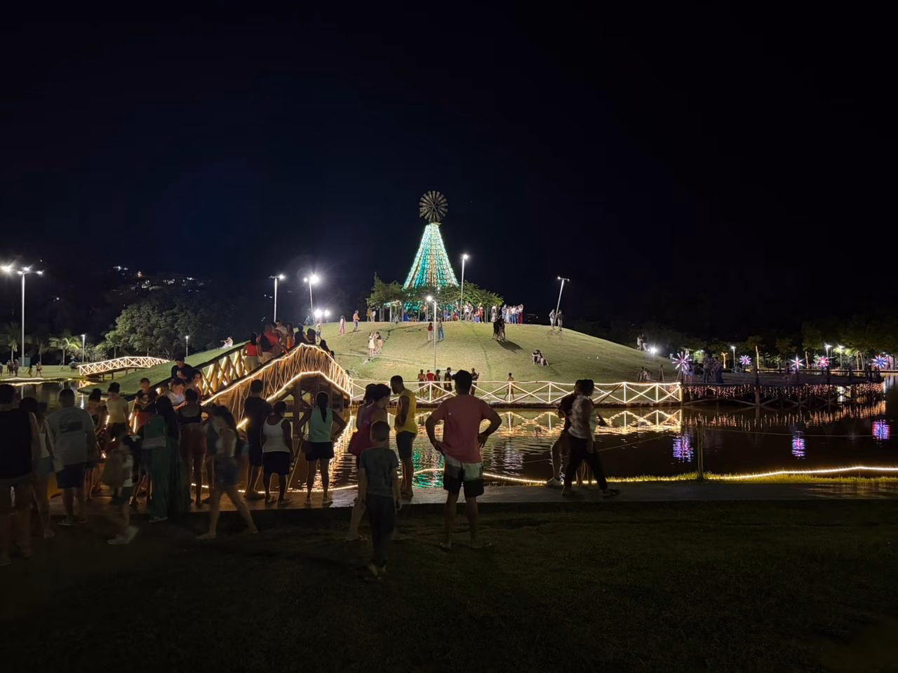 Sugestão de pauta: Iluminação no Parque Ipanema atrai grande público, movimenta a economia e fortalece o turismo em Ipatinga