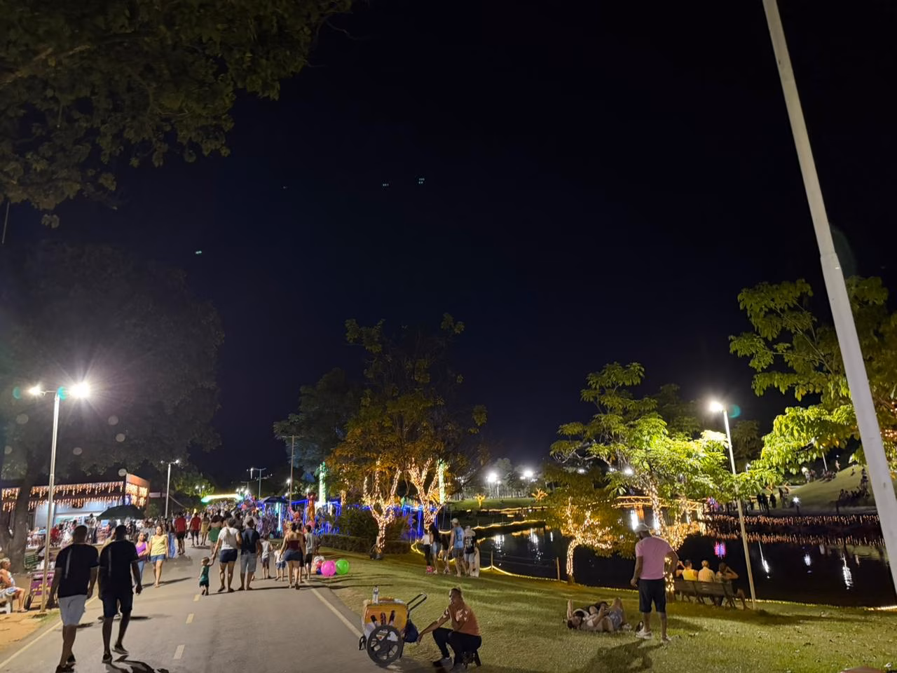 Sugestão de pauta: Iluminação no Parque Ipanema atrai grande público, movimenta a economia e fortalece o turismo em Ipatinga