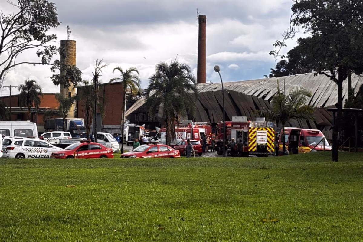 Destruição na antiga fábrica Amazonas após temporal em Franca, SP.