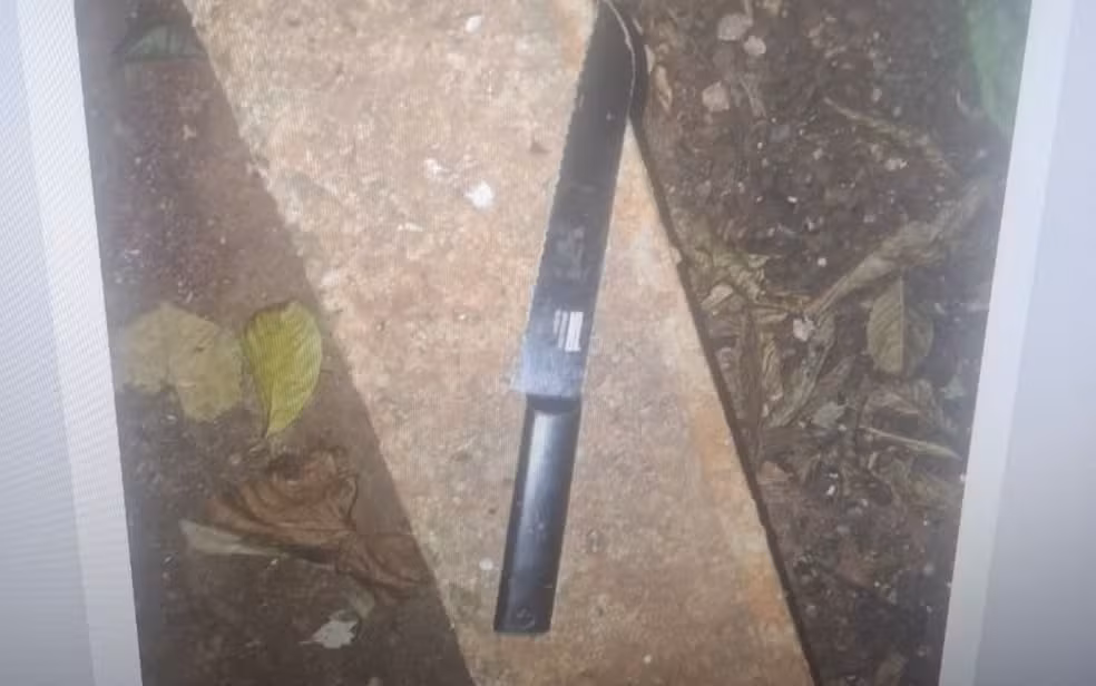 Faca encontrada na casa onde mulher foi morta na frente do filho durante discussão com o marido em Ribeirão Preto (SP).