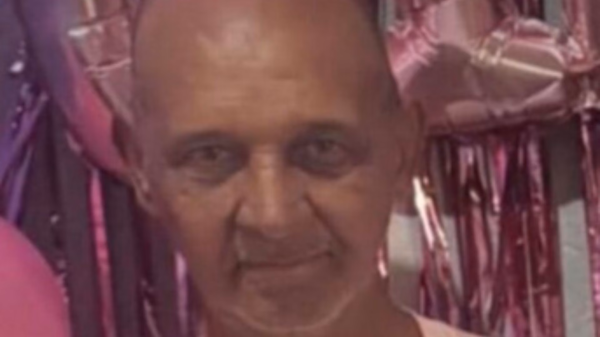 Ao tentar intervir, o idoso de 67 anos, pai do homem baleado, foi atingido pelos tiros e morreu no local