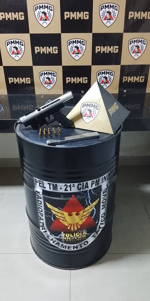 Durante uma varredura minuciosa no interior do imóvel, a equipe localizou uma arma de fogo de fabricação artesanal, do tipo submetralhadora, calibre .380, além de munições e um carregador. Segundo o registro, todo o material estava em condições de uso e foi apreendido.
