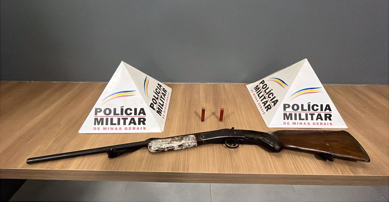 Ao perceber a aproximação da viatura, ele iniciou fuga em alta velocidade, realizando manobras perigosas e desobedecendo às ordens de parada