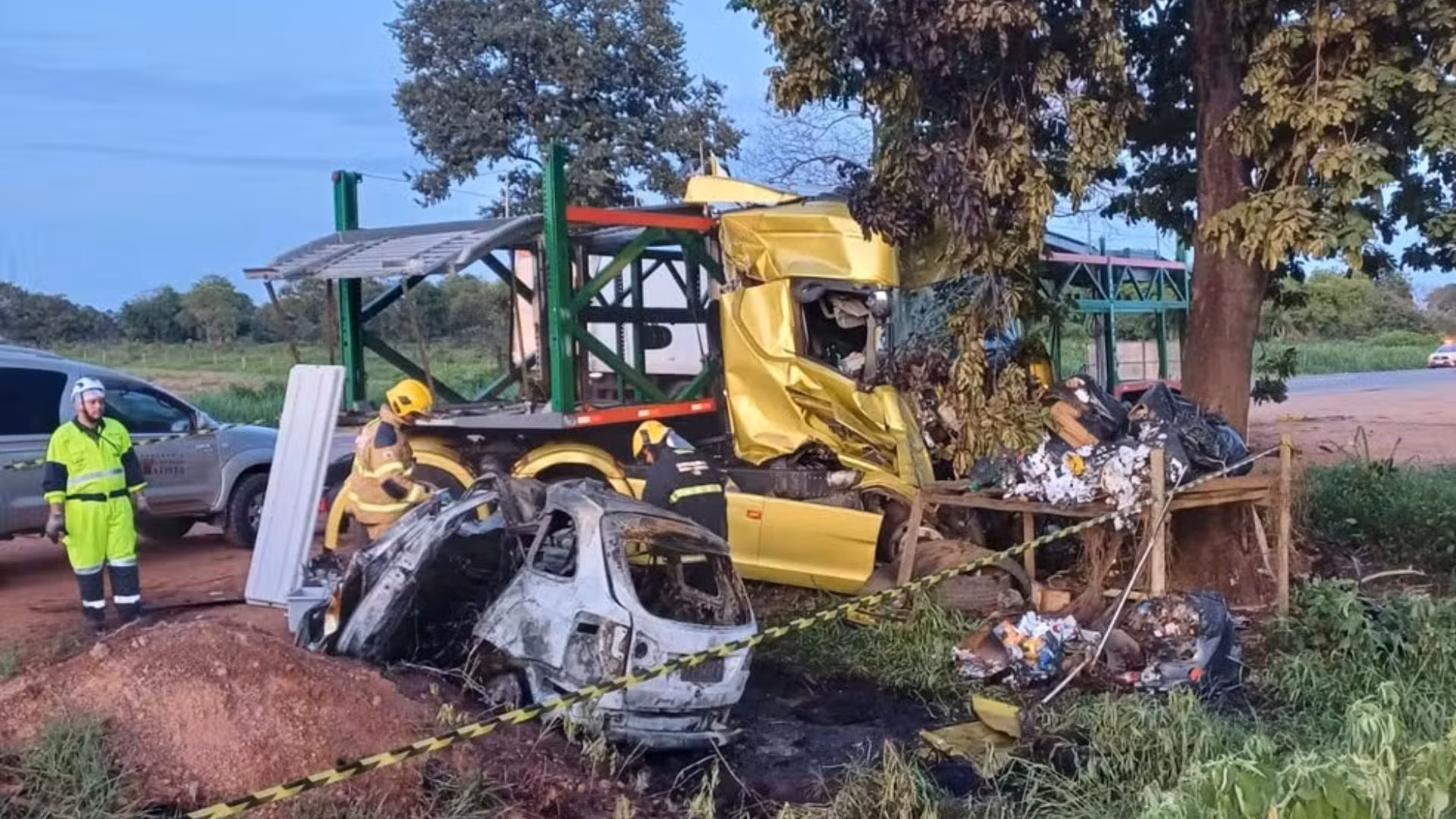 O motorista da carreta cegonha foi socorrido por equipes da concessionária Via Cristais e levado para a Unidade de Pronto Atendimento (UPA) de João Pinheiro.