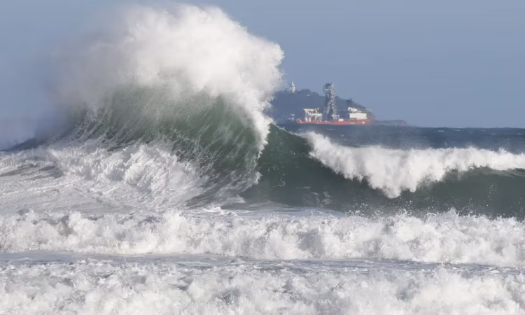 Ondas podem atingir de 2,5 metros de altura, oferecendo risco para banhistas e embarcações de pequeno porte.