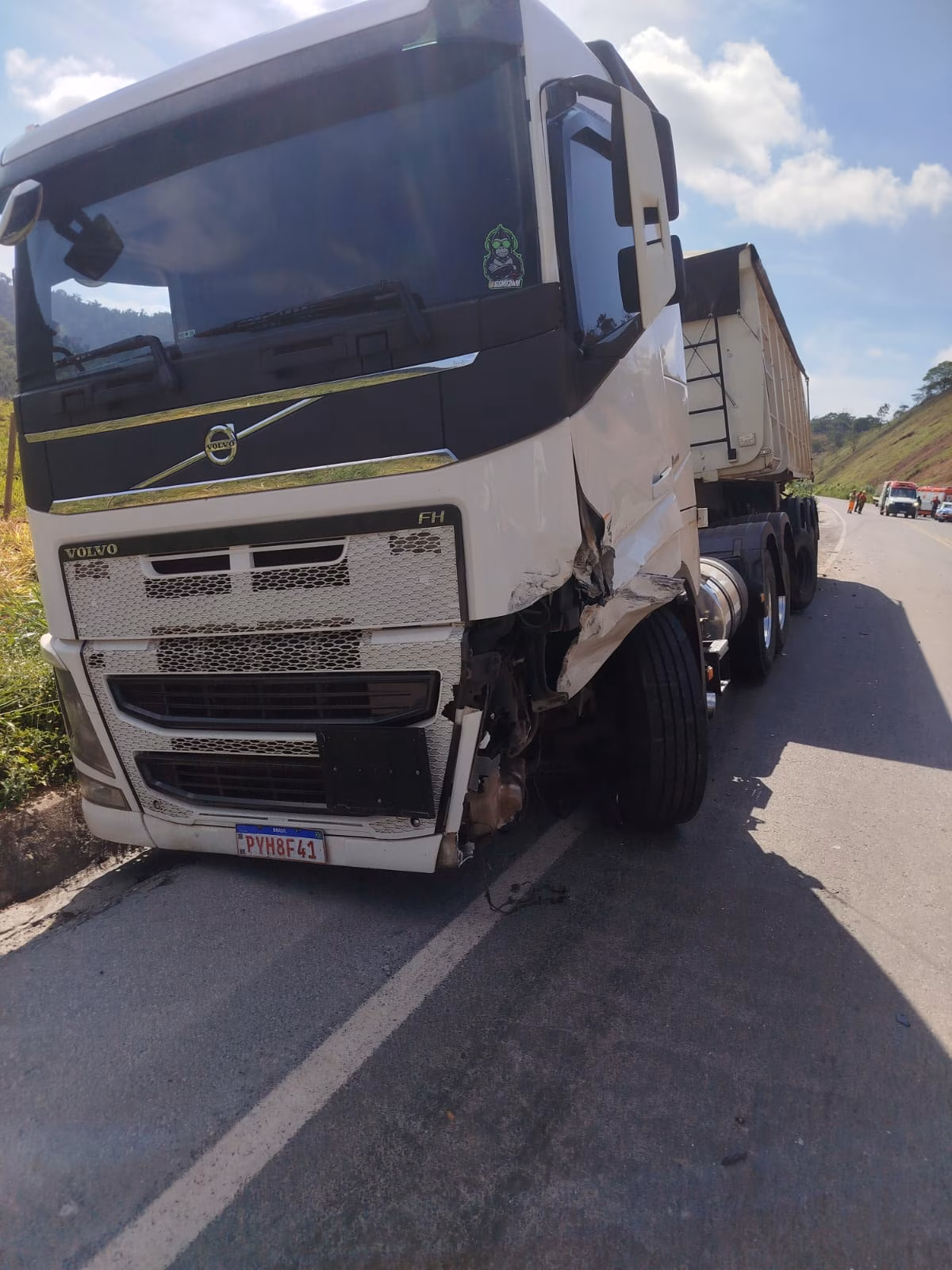 A Polícia Rodoviária Federal esteve no local, fazendo a sinalização da via e o controle do tráfego. As causas do acidente ainda serão apuradas pelos órgãos competentes.