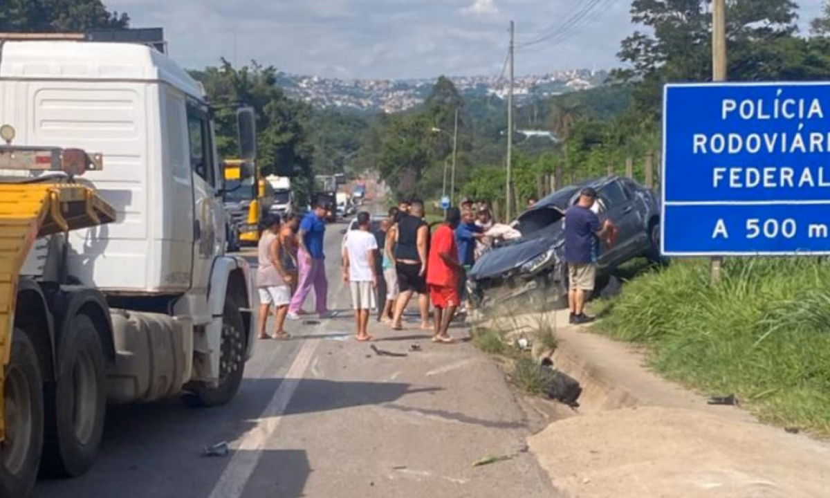 Até o momento, não há detalhes sobre a idade da condutora nem sobre o estado de saúde dela, que seguem sob apuração pelas autoridades e pela equipe médica responsável.