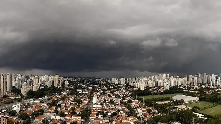 Tempo fechado na cidade de São Paulo