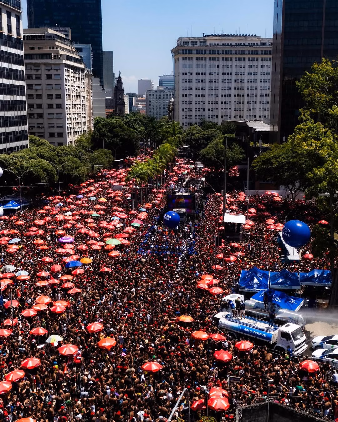 O cantor Leo Santana já apresentou seu bloco 