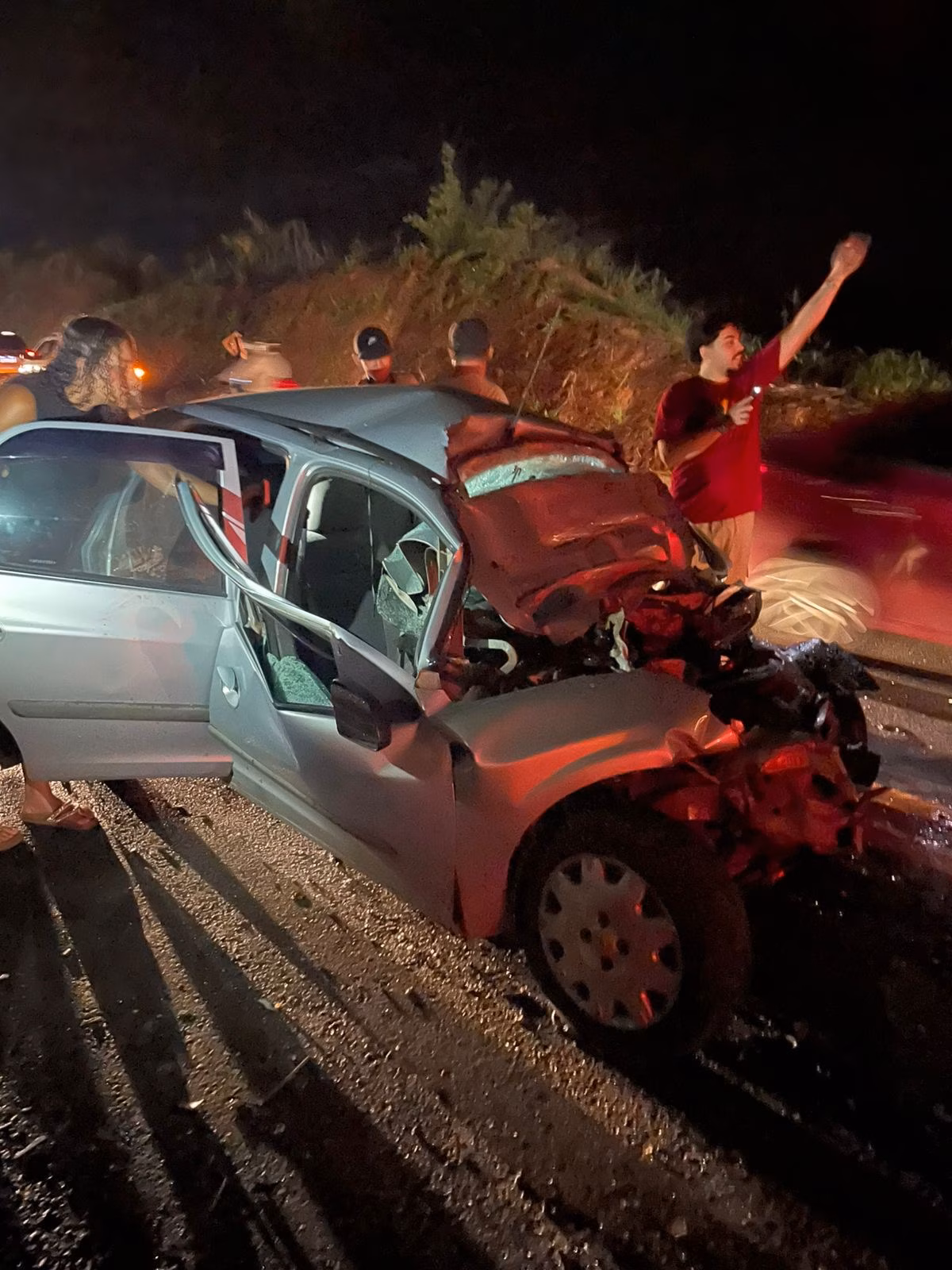 O homem ficou preso às ferragens 