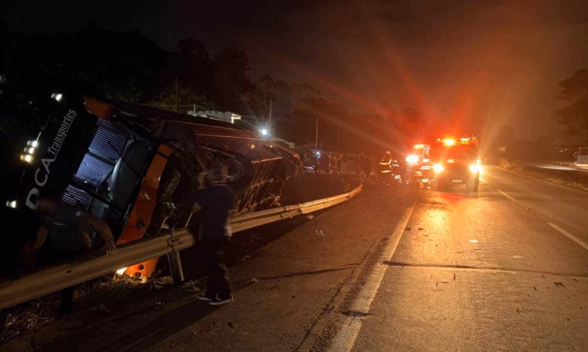 Ele se queixava de dores nos membros inferiores e na região do pescoço, sendo imobilizado e levado ao Hospital Samuel Libânio, em Pouso Alegre, para avaliação médica.