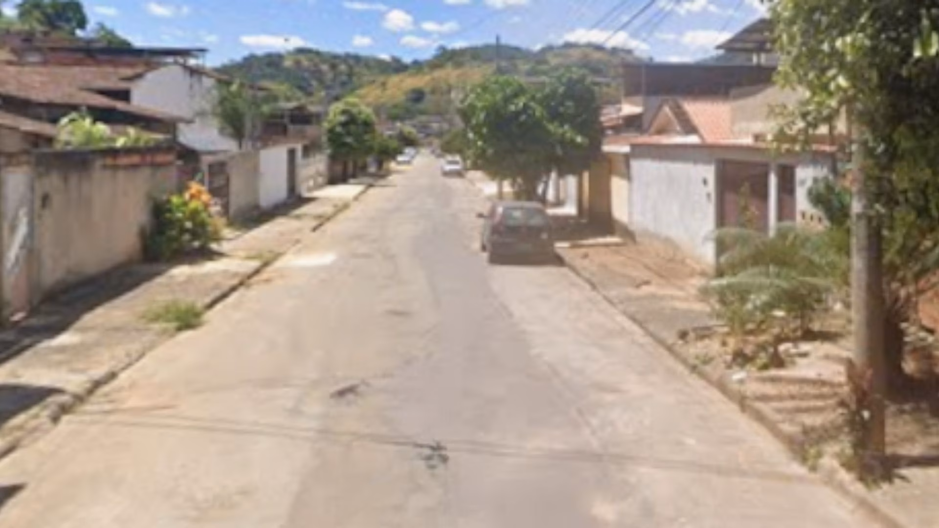 No endereço indicado, um adolescente foi apreendido e os policiais recuperaram o simulacro de arma de fogo utilizado no assalto, além do celular levado da vítima.