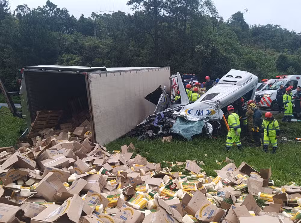 Carreta tomba sobre van e deixa quatro mortos na BR-116, na Grande Curitiba
