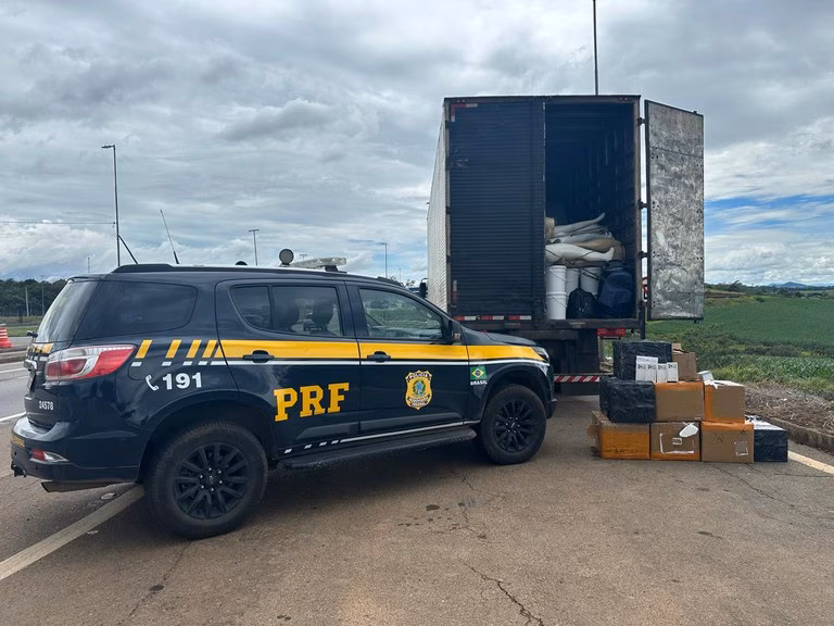 O condutor do veículo, de 49 anos, informou aos policiais que havia buscado a carga em São Paulo (SP) e que faria o transporte até a cidade de Caruaru (PE)