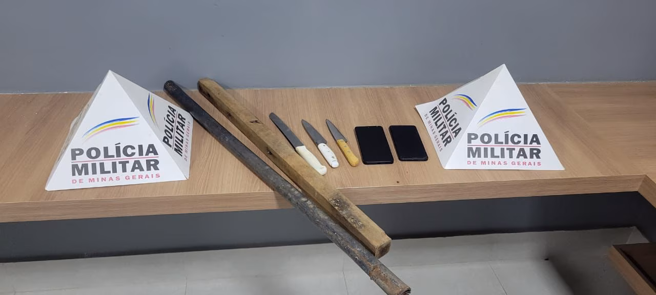 Além disso, os autores subtraíram dois aparelhos celulares e algumas facas que estavam no comércio