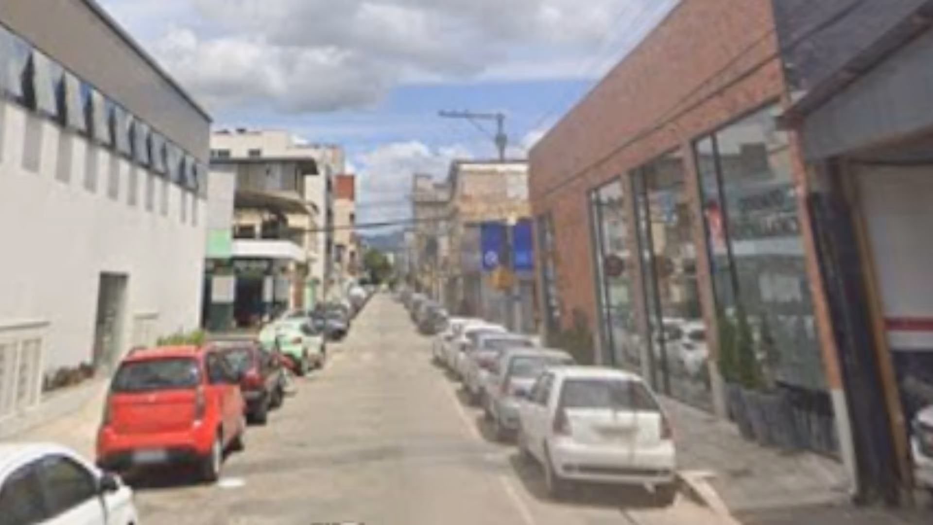 Ao sair, o criminoso ainda disparou para o alto e embarcou na garupa de uma motocicleta que o aguardava do lado de fora, fugindo em alta velocidade em direção à Avenida Esmeralda.