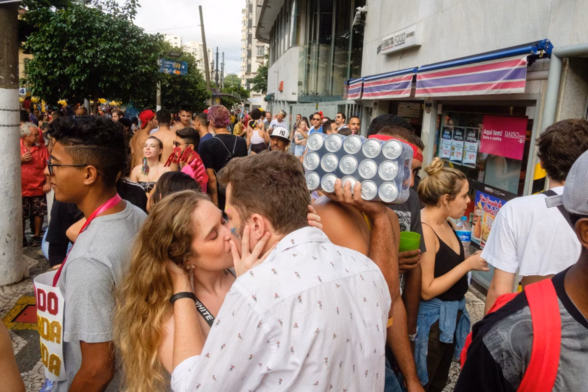 Estação traz promessa de altas temperaturas, viagens, festas e dias descontraídos, mas também acende o alerta para aumento das infecções da enfermidade.
