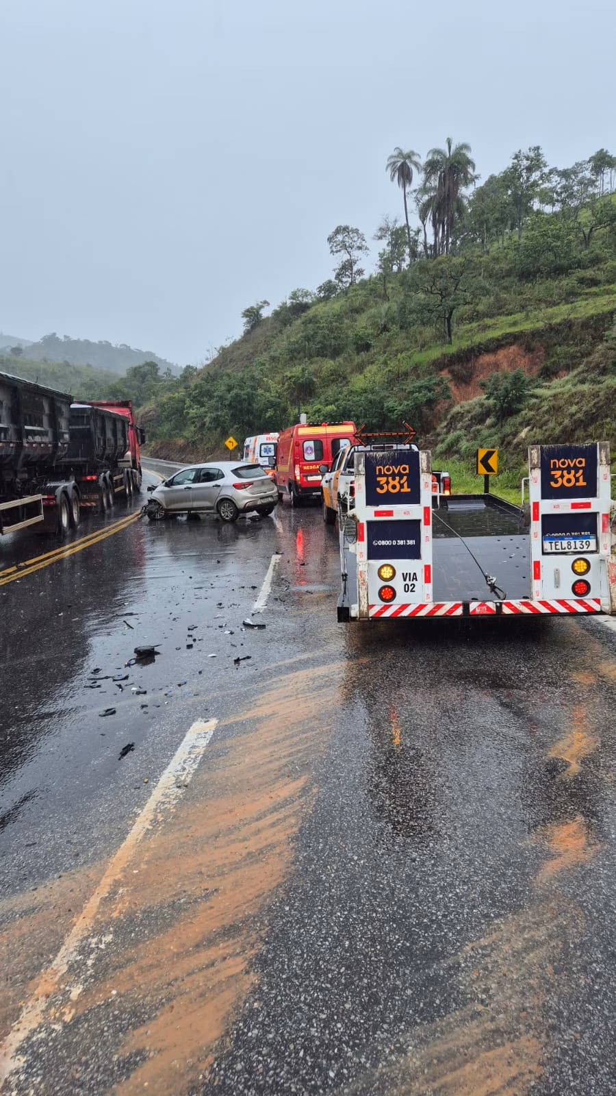 Ao chegarem ao local, os militares encontraram a vítima, um homem de 43 anos, fora do veículo, sentado no acostamento da rodovia.