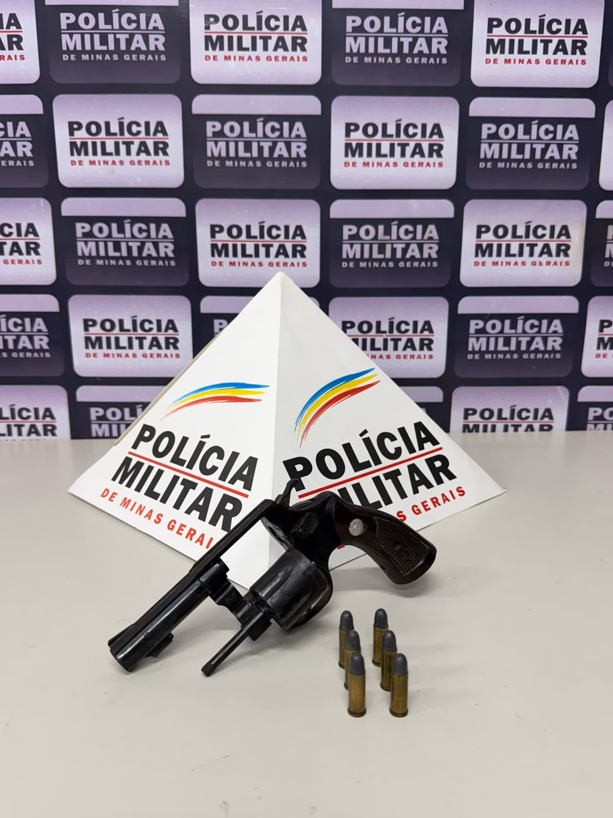A arma estava pronta para uso no momento em que foi localizada.